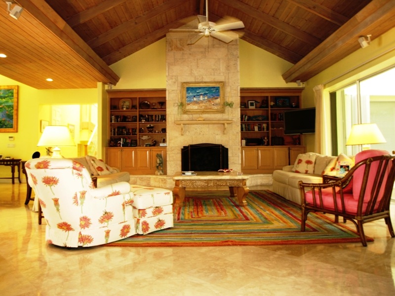 409 S Harbor Living Room